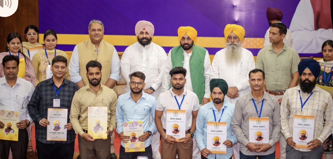 ਮੁੱਖ ਮੰਤਰੀ ਭਗਵੰਤ ਮਨ ਨੇ 355 ਨੌਜਵਾਨਾਂ ਨੂੰ ਵੰਡੇ ਨਿਯੁਕਤੀ ਪਤਰ